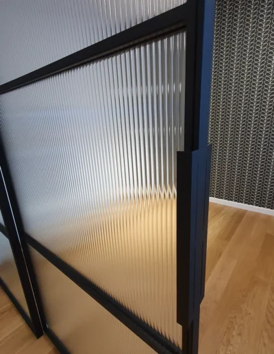 Drzwi-przesuwne-ścianka-loft-szkło-Flutes-Gdynia