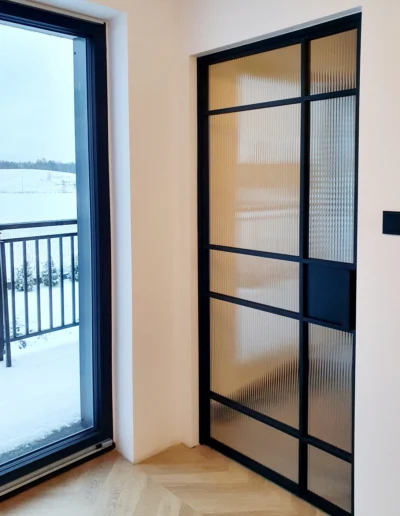 Kartuzy-drzwi-loft-ze-szkłem