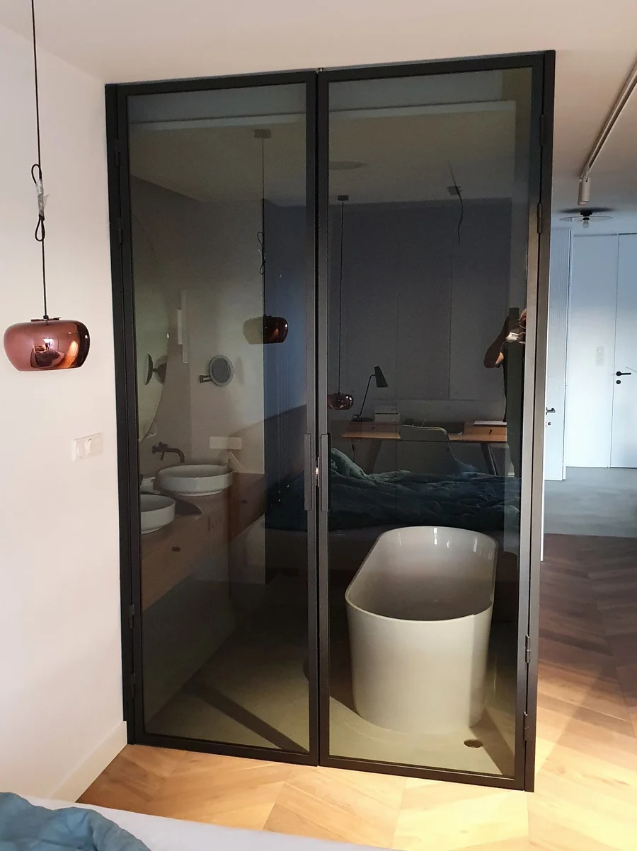 Nowoczesna zabudowa loftowa łazienki – Gdańsk