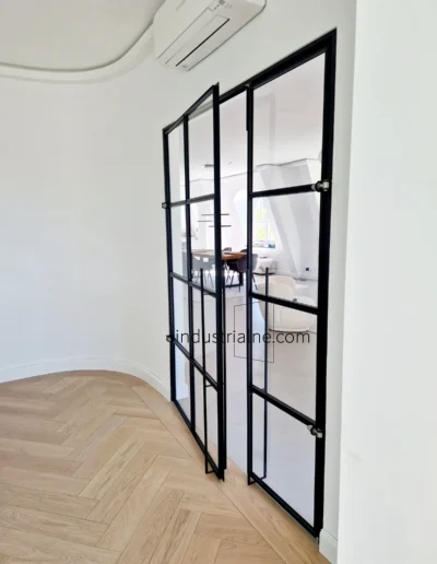 Loftowe-drzwi-w-apartamencie-w-Berlinie-stal-szkło