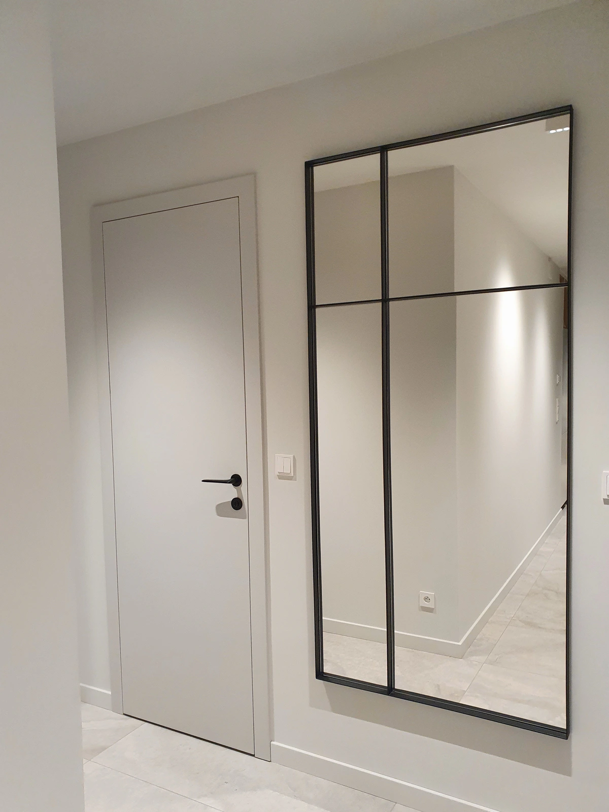 Minimalistyczne lustro loftowe w dużym formacie