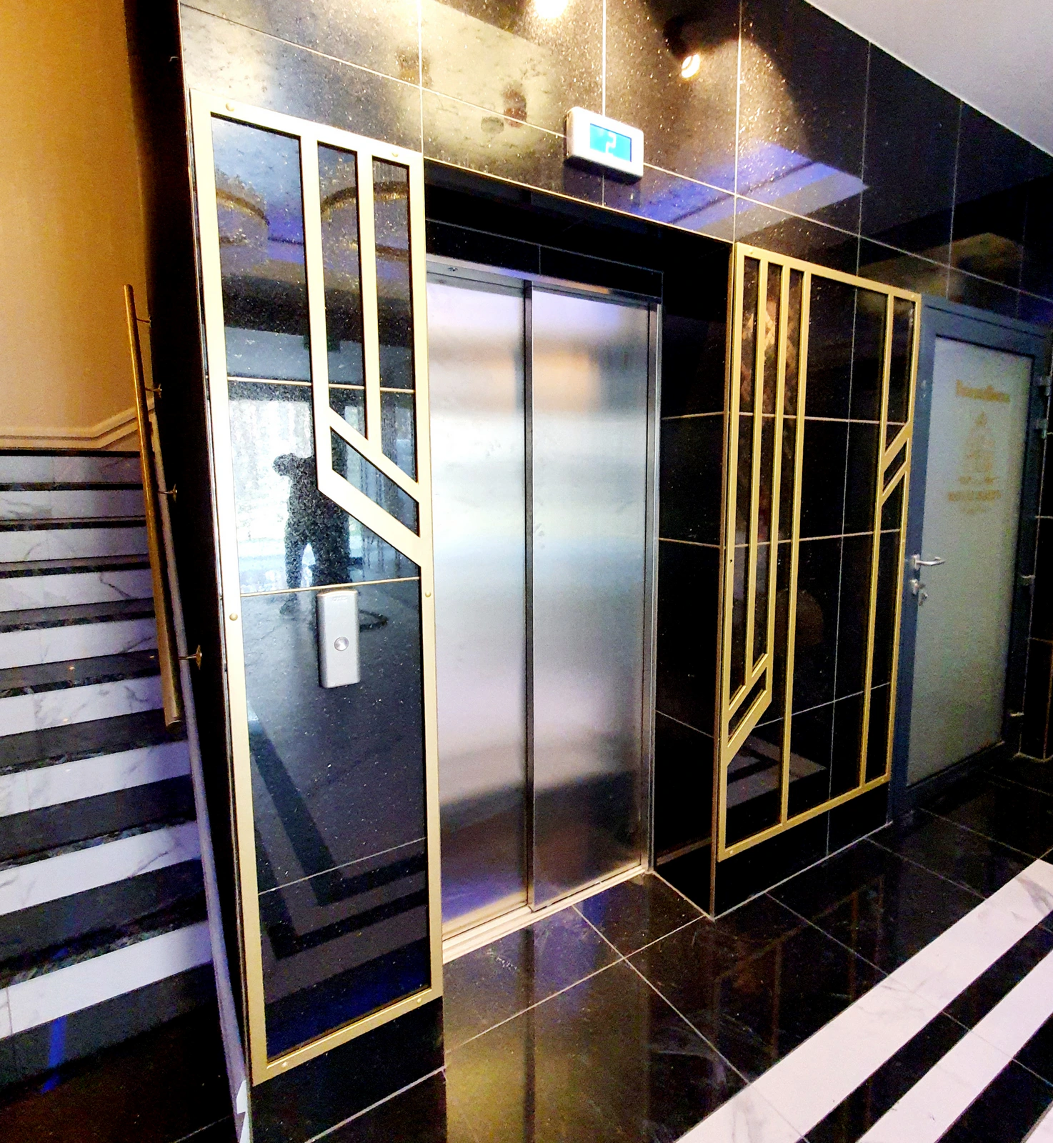 Dekoracyjne panele ścienne w kolorze złotym