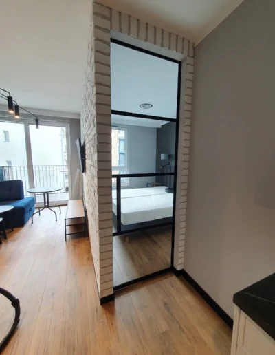 Pojedyncze smukłe czarne drzwi loft przesuwne Gdańsk