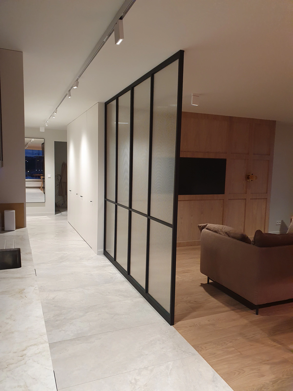 Ścianka loftowa ze szkłem ornamentowym Flutes