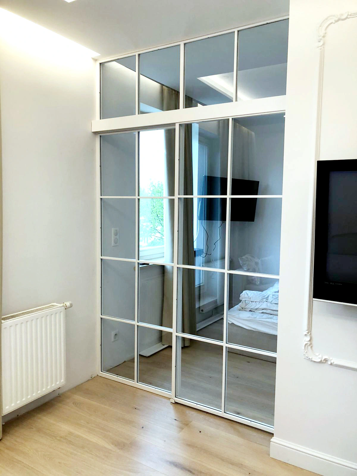 Przeszklenie loftowe do sypialni białe – drzwi przesuwne