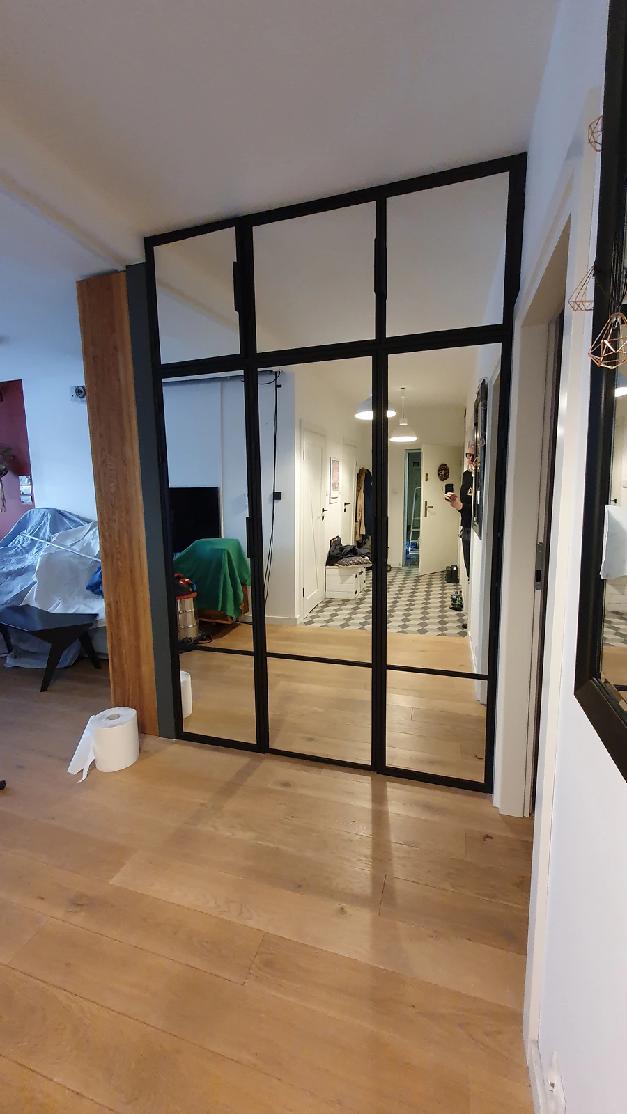 Przeszklenie, ścianka loft – zabudowa garderoby z lustem