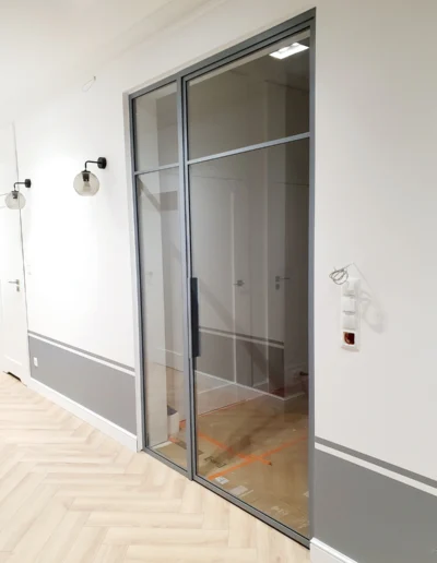 Słupsk szklo transparentne wiatrolap szary stalowy minimalistyczny