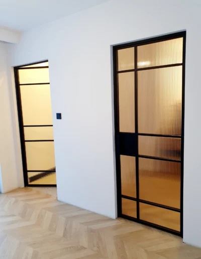 Szkło-ornament-Flutes-drzwiach-loftowych