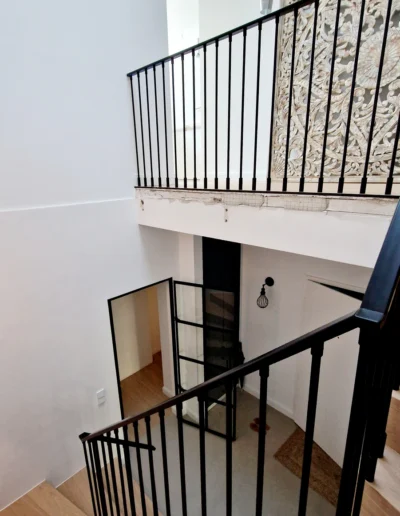 Minimalistyczna-balustrada-stalowa-Berlin