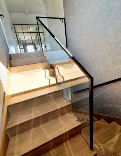 Detal stalowego pochwytu balustrady całoszklanej w Wejherowie.