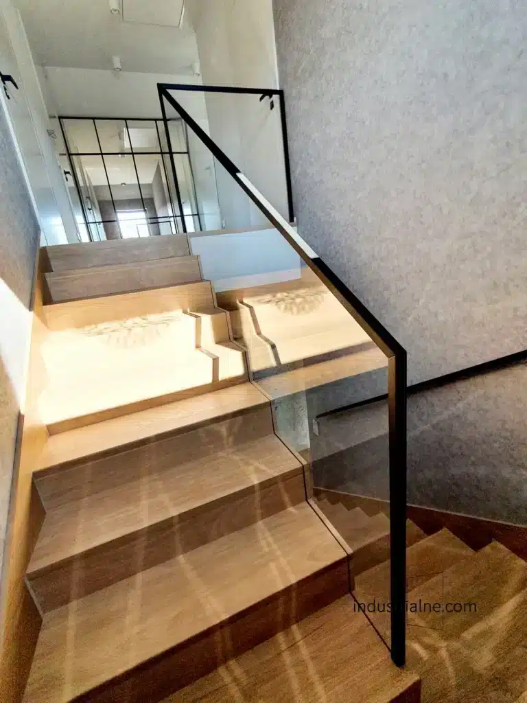 Detal stalowego pochwytu balustrady całoszklanej w Wejherowie.