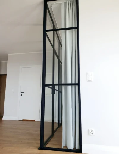 Cienka ramka, loftowa zabudowa sypialni, ścianka narożna.