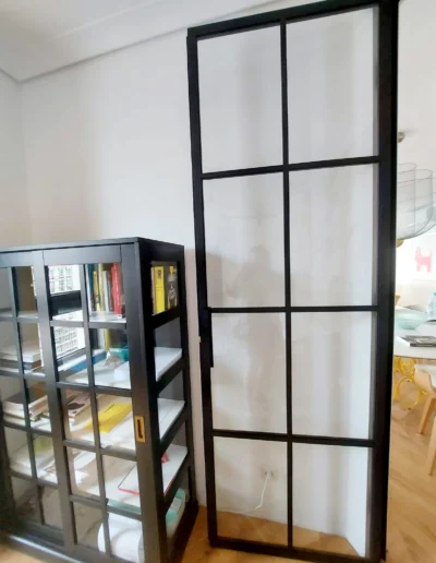 Asymetryczne drzwi stalowo-szklane do sypialni w Gdyni, podwójne i zawiasowe.