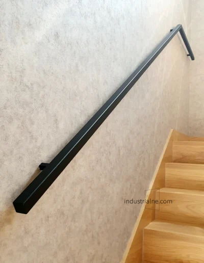 Czarna poręcz schodowa w minimalistycznym stylu w Wejherowie.