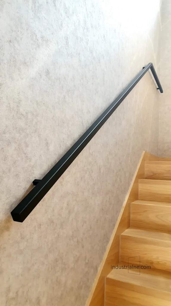 Czarna poręcz schodowa w minimalistycznym stylu w Wejherowie.