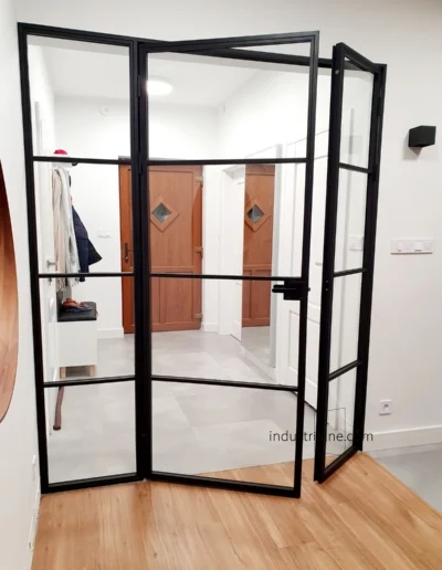Stalowe profile w wiatrołapie loft, przeszklenia transparentne w Gdyni.