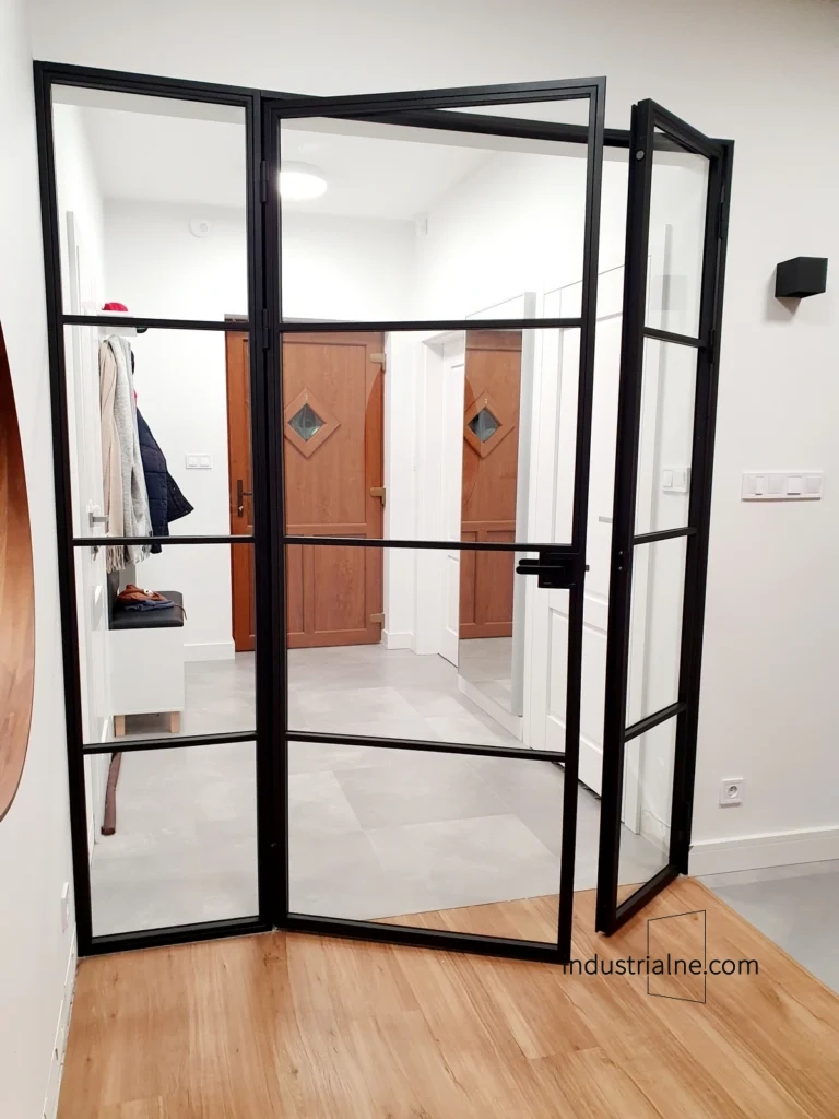 Stalowe profile w wiatrołapie loft, przeszklenia transparentne w Gdyni.