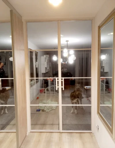 Białe, zawiasowe drzwi podwójne stalowo-szklane w stylu loft do wiatrołapu, Szczecin